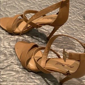 Nude/tan heels
